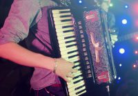 Wenn Sie Akkordeon spielen, heben Sie sich von der Masse ab